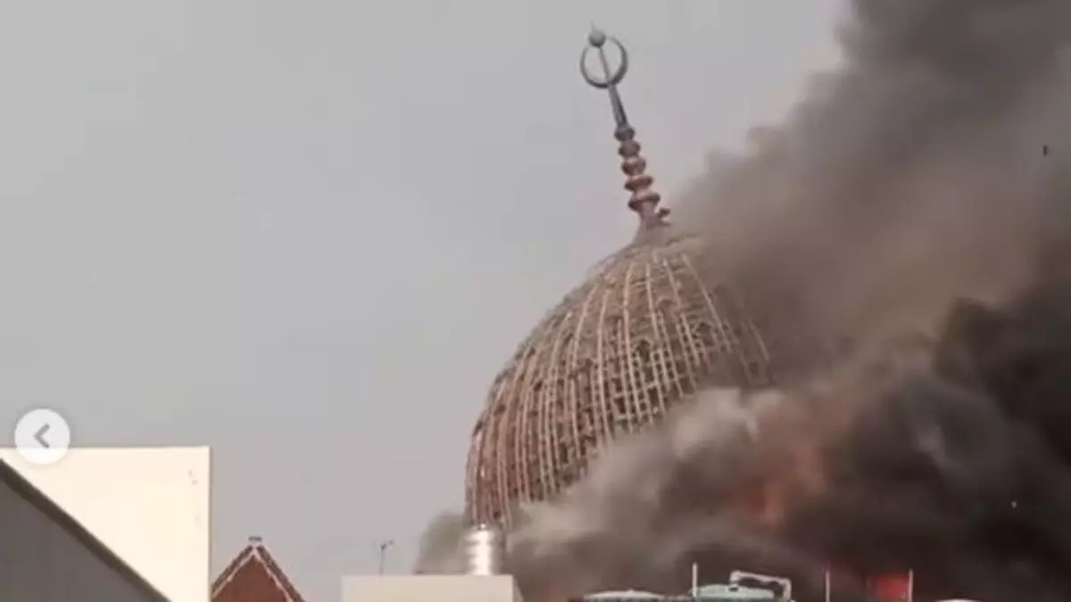 Jakarta Grand Mosque : जकार्ता की मस्जिद में लगी भीषण आग, भरभरा कर गिर गया गुंबद, Video