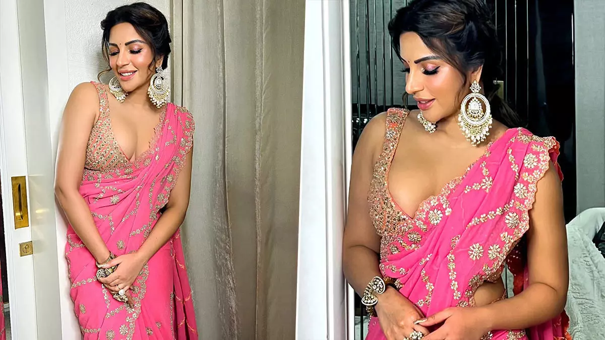 Shama Sikander in saree. : r/SareeVsBikini