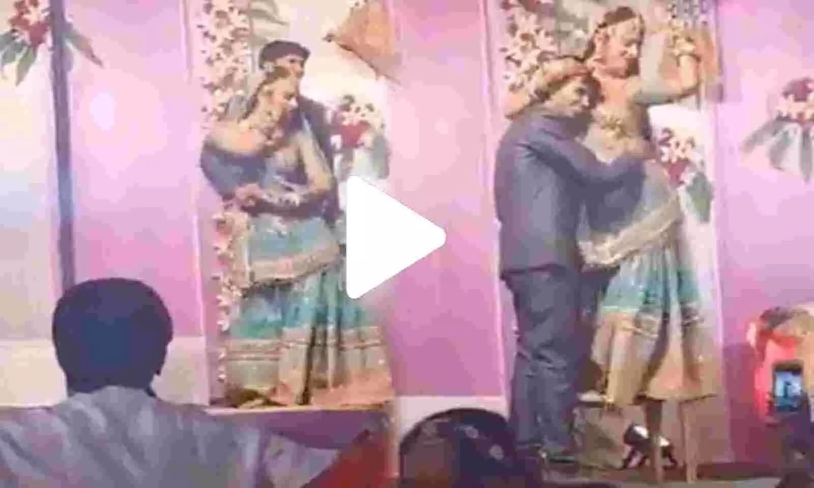 Bride Dance Video: दूल्हे से चिपक-चिपक कर डांस करने लगी दुल्हन, लोगों ने कहा- फंस गया बेचारा