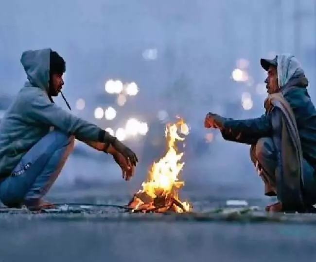 Aaj ka mausam: उत्तर भारत में बढ़ते कोहरे की वजह से आवागमन हुआ प्रभावित,जानिए किन राज्यों में जारी रहेगा शीतलहर