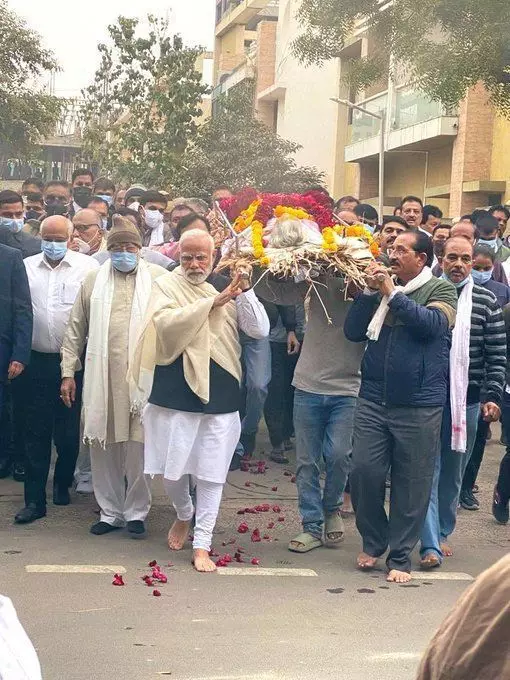 Prime Minister Narendra Modis mother Heeraben passed away: मोदी ने माँ की अर्थी को कंधा देकर दी अंतिम विदाई और रो पड़े