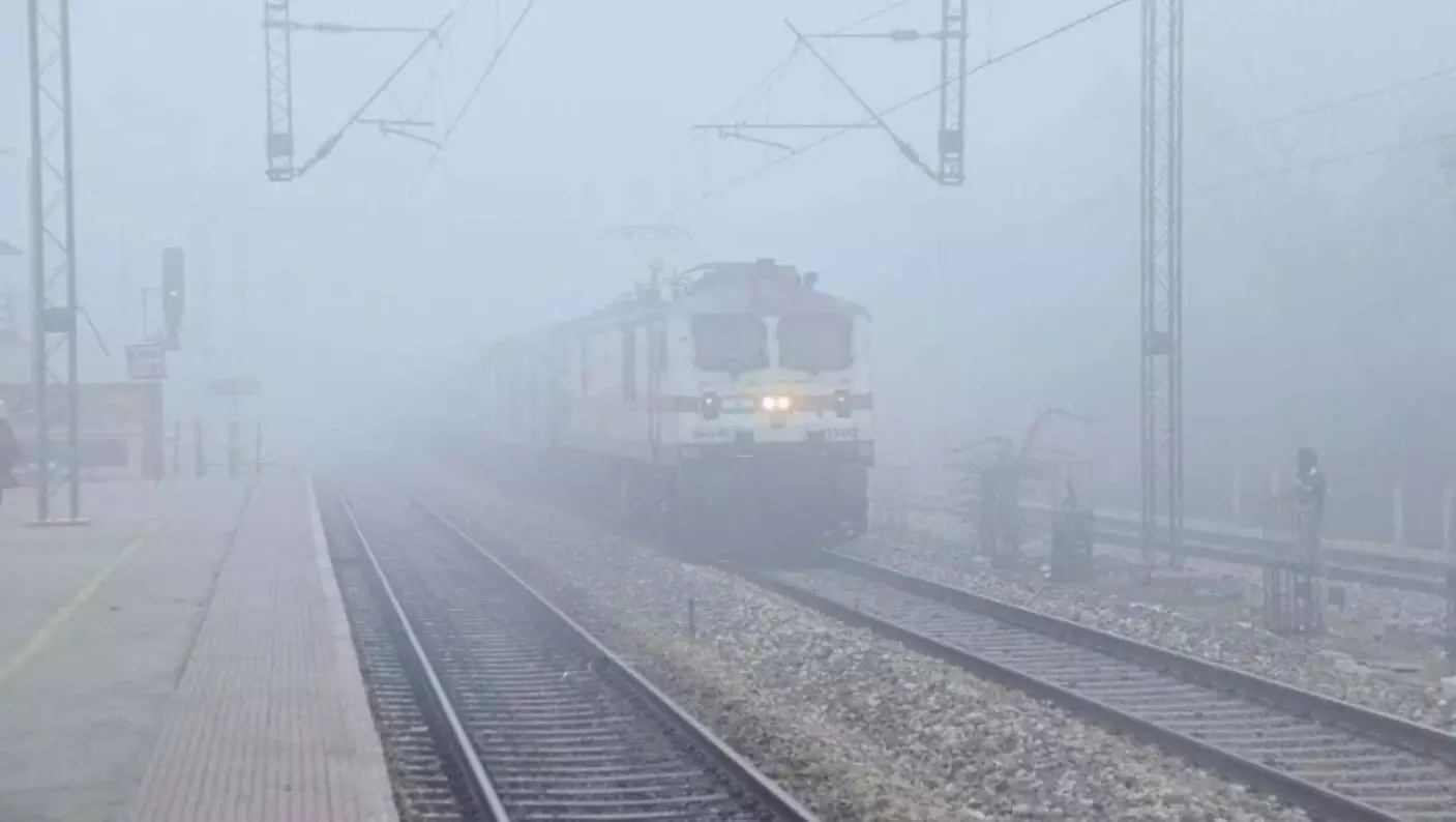 Weather News: घने कोहरे के कारण 29 ट्रेनों की आवाजाही में देरी, ऐसे चेक करें लिस्ट, उत्तर भारत में शीतलहर का कहर जारी