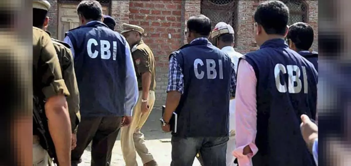 3 राज्यों में 50 जगहों पर CBI की ताबड़तोड़ छापेमारी, एक अधिकारी गिरफ्तार