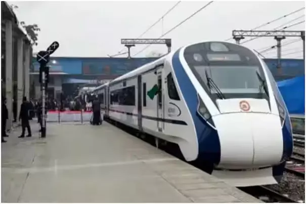 Vande Bharat Express: वंदे भारत एक्सप्रेस पर फिर पथराव, बिहार के कटिहार में फेंके गए पत्थर, ट्रेन की खिड़की का शीशा टूटा