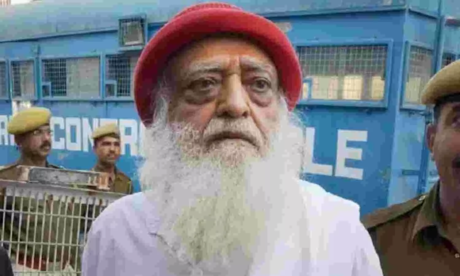 Asaram Bapu Rape Case: शिष्या से रेप के मामले में आसाराम दोषी करार, मंगलवार को सुनाई जाएगी सजा