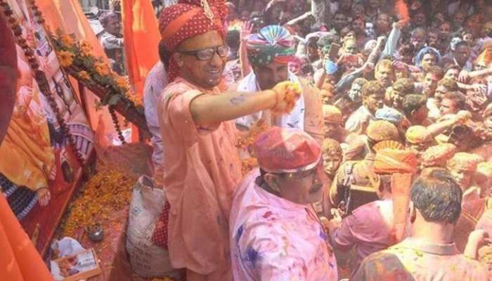 Cm Yogi Ki Holi Cm Yogi S Unique Holi Yogi Adityanath Was Showering Colors On The People