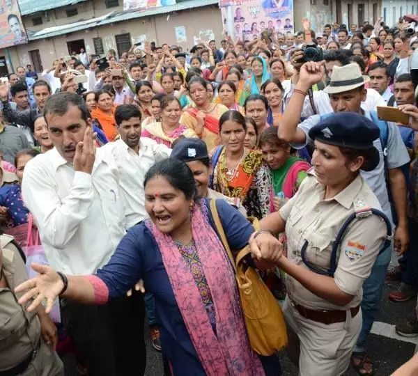 शिक्षा मित्रों की हो रही लगातार मौतों के बाद भी सरकार खामोश, कितनी कुर्बानी और लेगी!