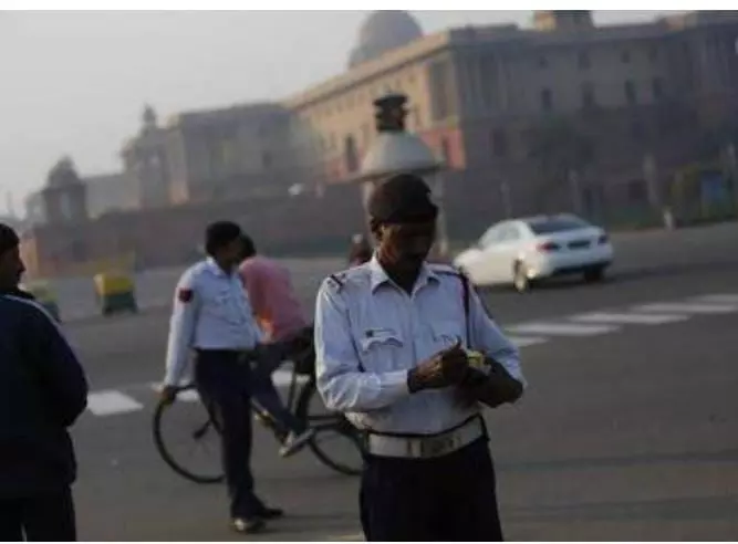 दिल्ली में नियमों का उल्लंघन करने वाले स्कूल कैब के खिलाफ ट्रैफिक पुलिस ने शुरू की कार्रवाई,