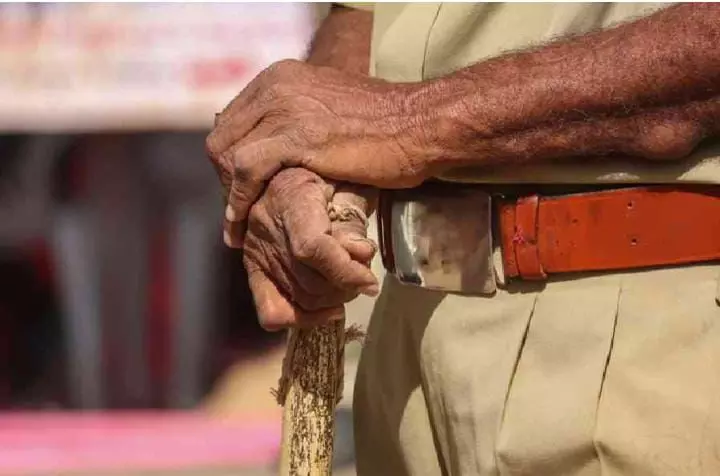 देखें उत्तर प्रदेश के पुलिसकर्मी ने क्या किया जब उन्हें ड्यूटी के दौरान नींद से उठाया गया??