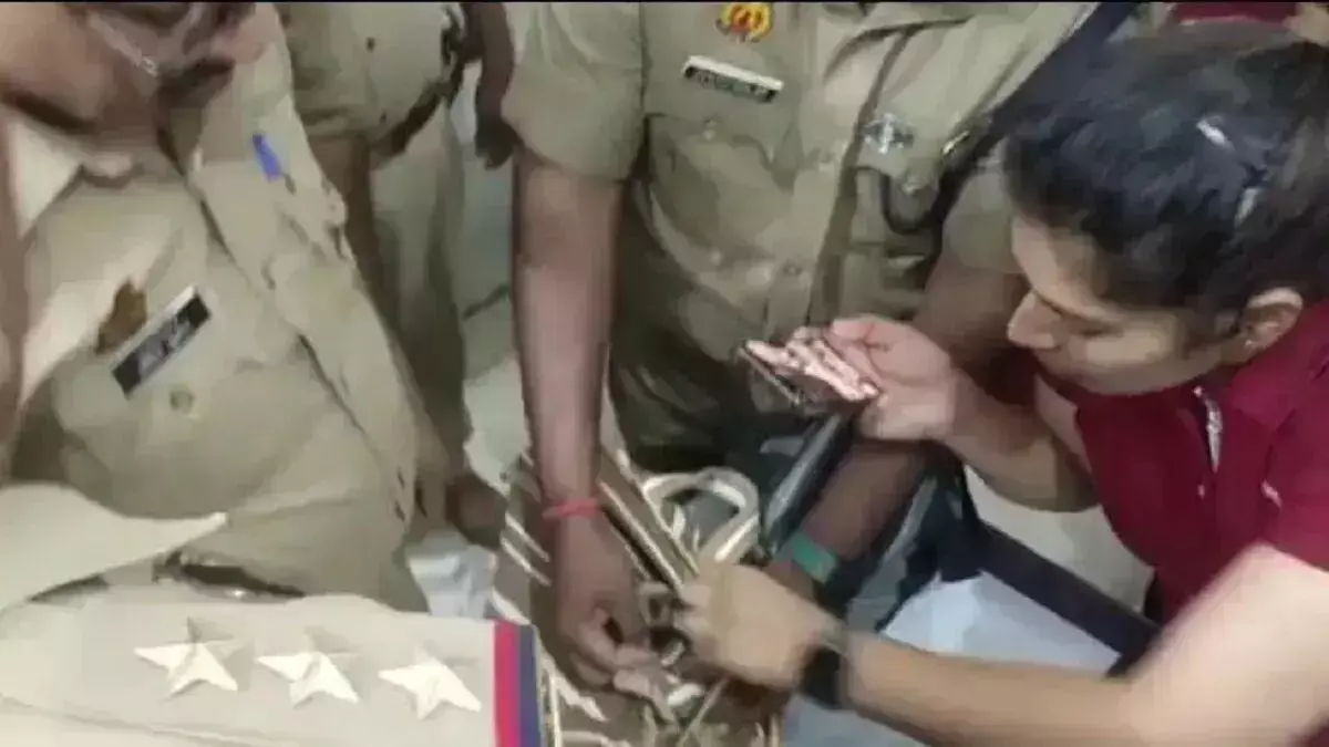 UP पुलिस ने व्यापारी से लूट ली 50 किलो चांदी! SHO के आवास से बरामद, दो जिलों के एसपी ने मारा छापा, SHO और दरोगा गिरफ्तार