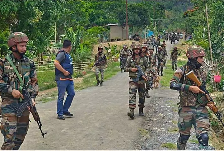 मणिपुर में तलाशी अभियान के दौरान सुरक्षा बलों ने 35 हथियार और जंगी सामान किए बरामद