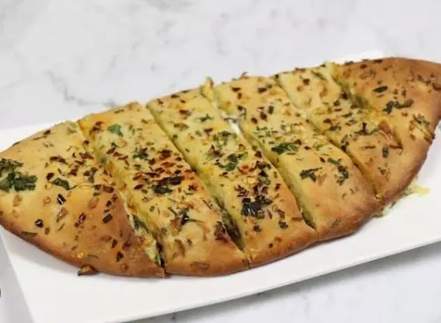 Garlic Bread Recipe: बनाएं कुछ अनोखा, जानें तरीका