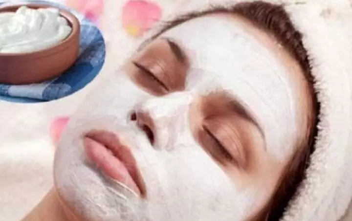 Skin Care Tips: गर्मियों में चेहरे का ग्लो बढ़ाने के लिए दही का करें इस्तेमाल