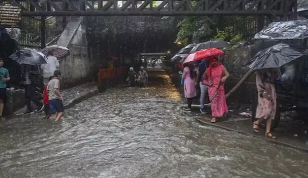 भ्रष्टाचार के कारण डूब गई मुंबई: उद्धव सेना ने महाराष्ट्र सरकार की आलोचना की