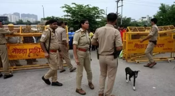 पुलिस के डर से ग्रेटर नोएडा के एक शख्स ने महिला के साथ बलात्कार करके खुद ही अपने पैर में मार ली गोली