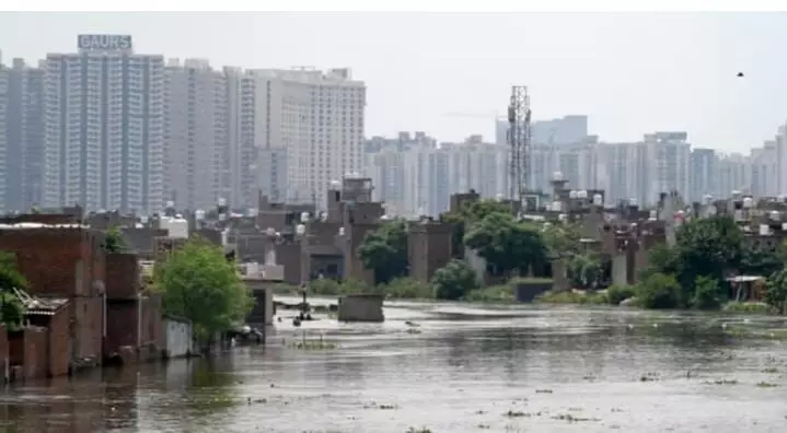 यमुना और हिंडन नदियों के खतरे के स्तर पर पहुंचने के कारण गौतमबुद्ध नगर जिला हाई अलर्ट पर