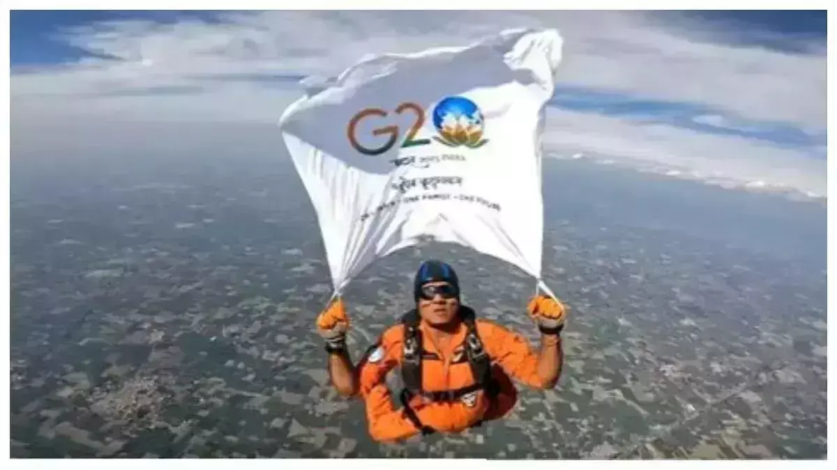 Wing Commander Gajendra jumped from a height of 10 thousand feet and hoisted the G-20 flag