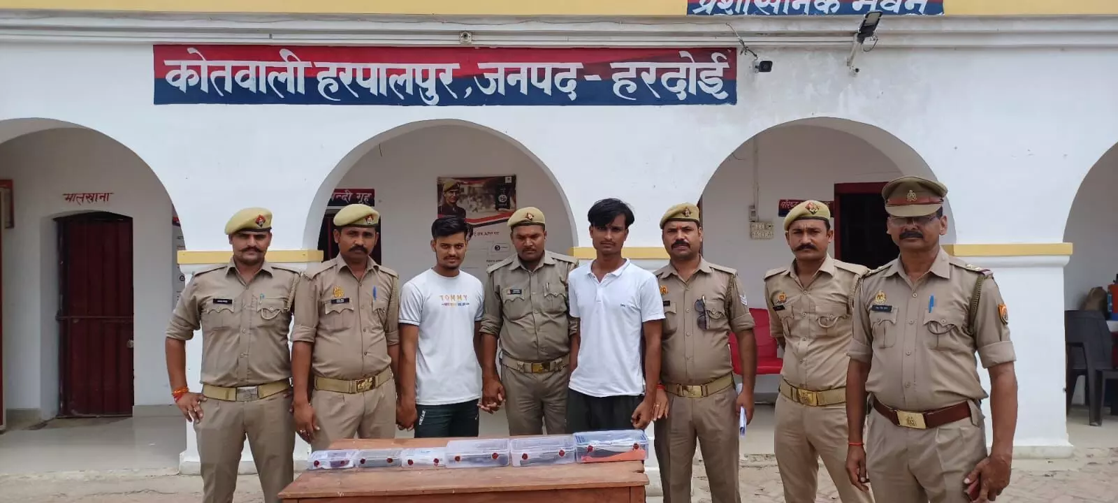 हरदोई : महिला को गोली मारने वाले दो बदमाशों को पुलिस ने किया गिरफ्तार