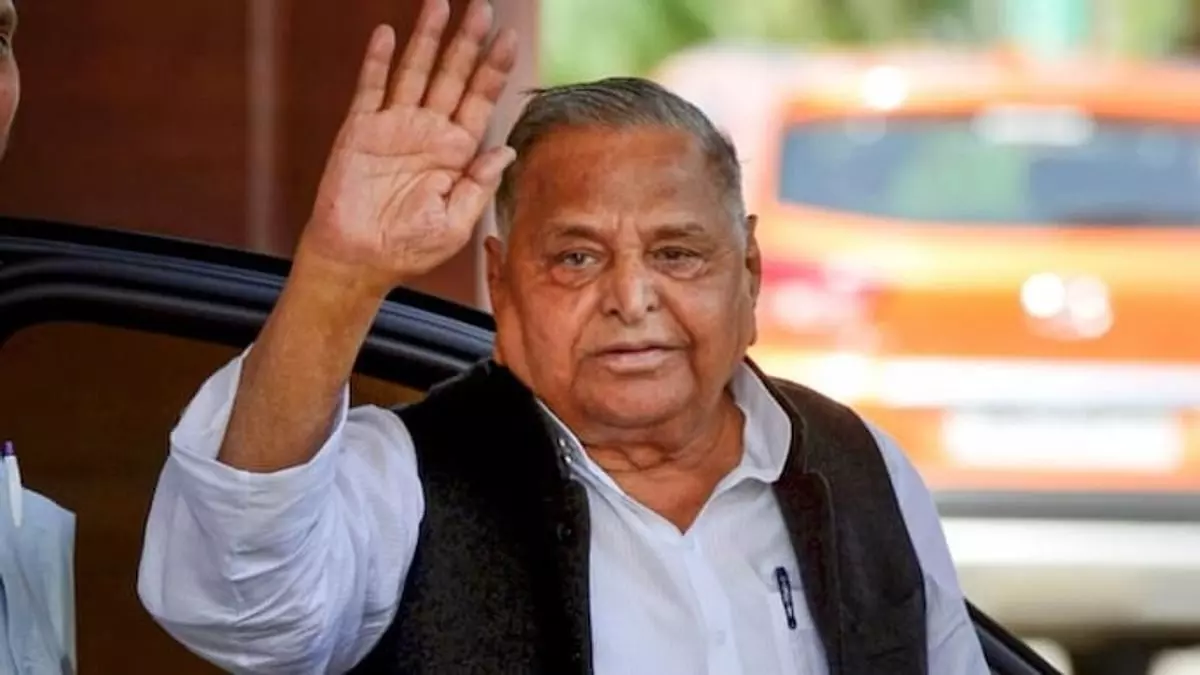 Mulayam Singh Yadavs statue removed from SP office, Municipal Council had given notice