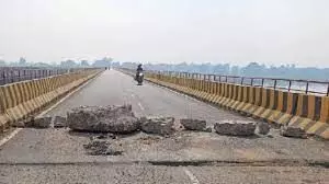 rift occurred a few hours after the inauguration of the Prayagraj bridge, Akhilesh cornered the government.
