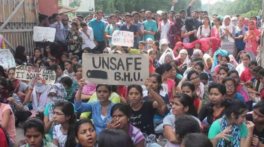 BHU कैंपस में छात्रा से छेड़छाड़ मामले को लेकर धरना प्रदर्शन पर उतरे कई छात्र, पुलिस ने बढ़ाई सुरक्षा