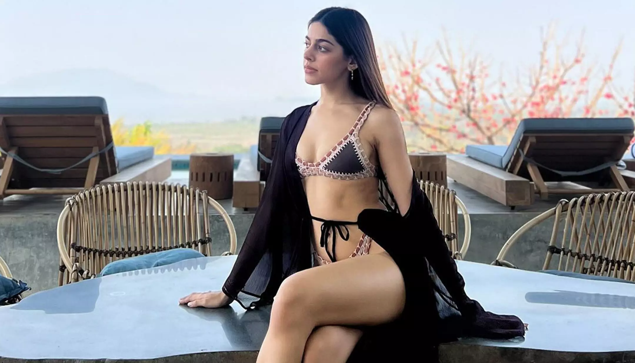 Alaya F Sexy Video: Alaya F ने बिकनी में शेयर की Sexy तस्वीर, एक्ट्रेस की हॉटनेस ने बढ़ाया तापमान