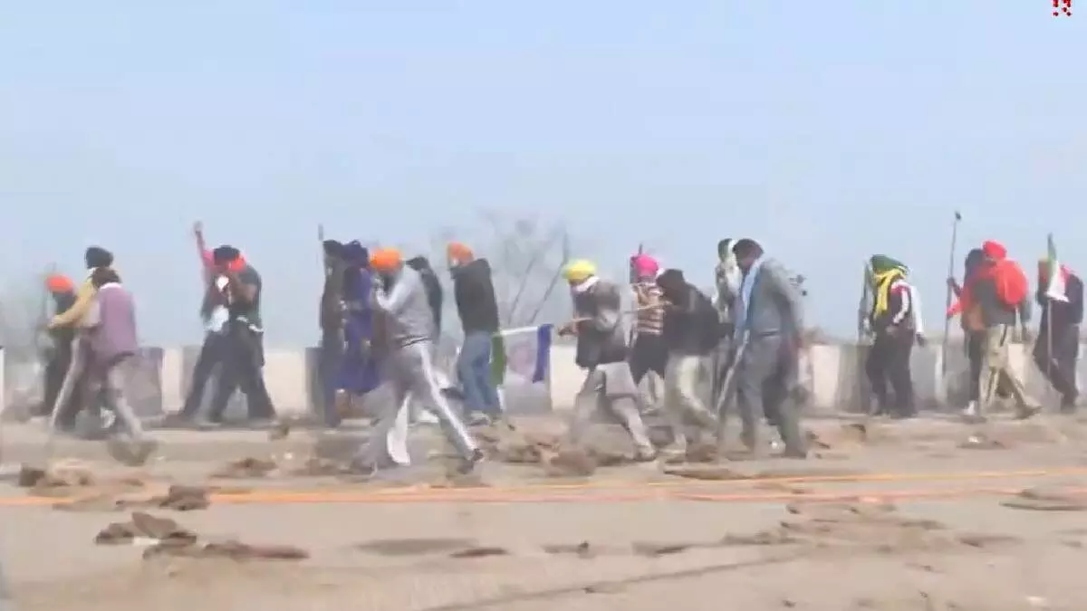 Farmers Protest : पंजाब-हरियाणा के शंभू बॉर्डर पर फिर बवाल! पुलिस ने आंसू गैस के गोले दागे, दिल्ली मार्च कर रहे किसानों-पुलिस में टकराव!