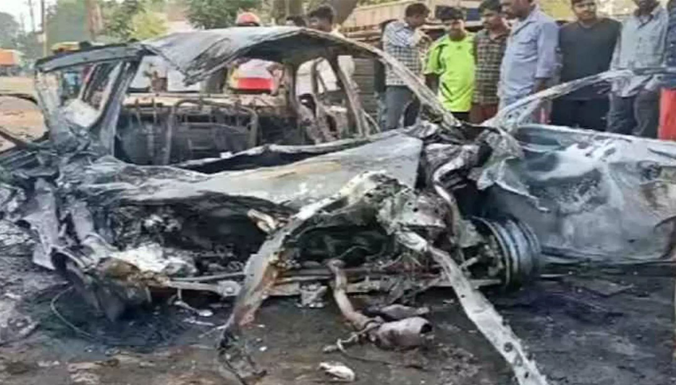 Prayagraj Accident : प्रयागराज में हुआ बड़ा सड़क हादसा, दो की मौत, 3 लोगों की हालत नाजुक