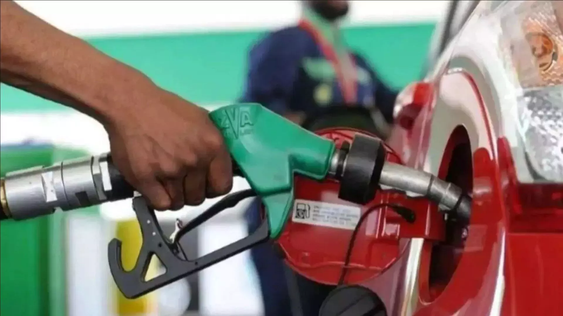 Petrol Diesel Prices: देश के कई शहरों में गिरे पेट्रोल-डीजल के दाम, जानें कहां क्या है ईंधन की कीमत