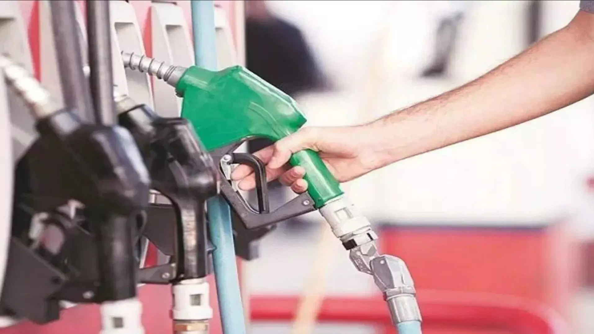 Petrol Diesel Prices: लोकसभा चुनाव के बीच फिर गिरे पेट्रोल-डीजल के दाम, जानें क्या हैं नई कीमतें