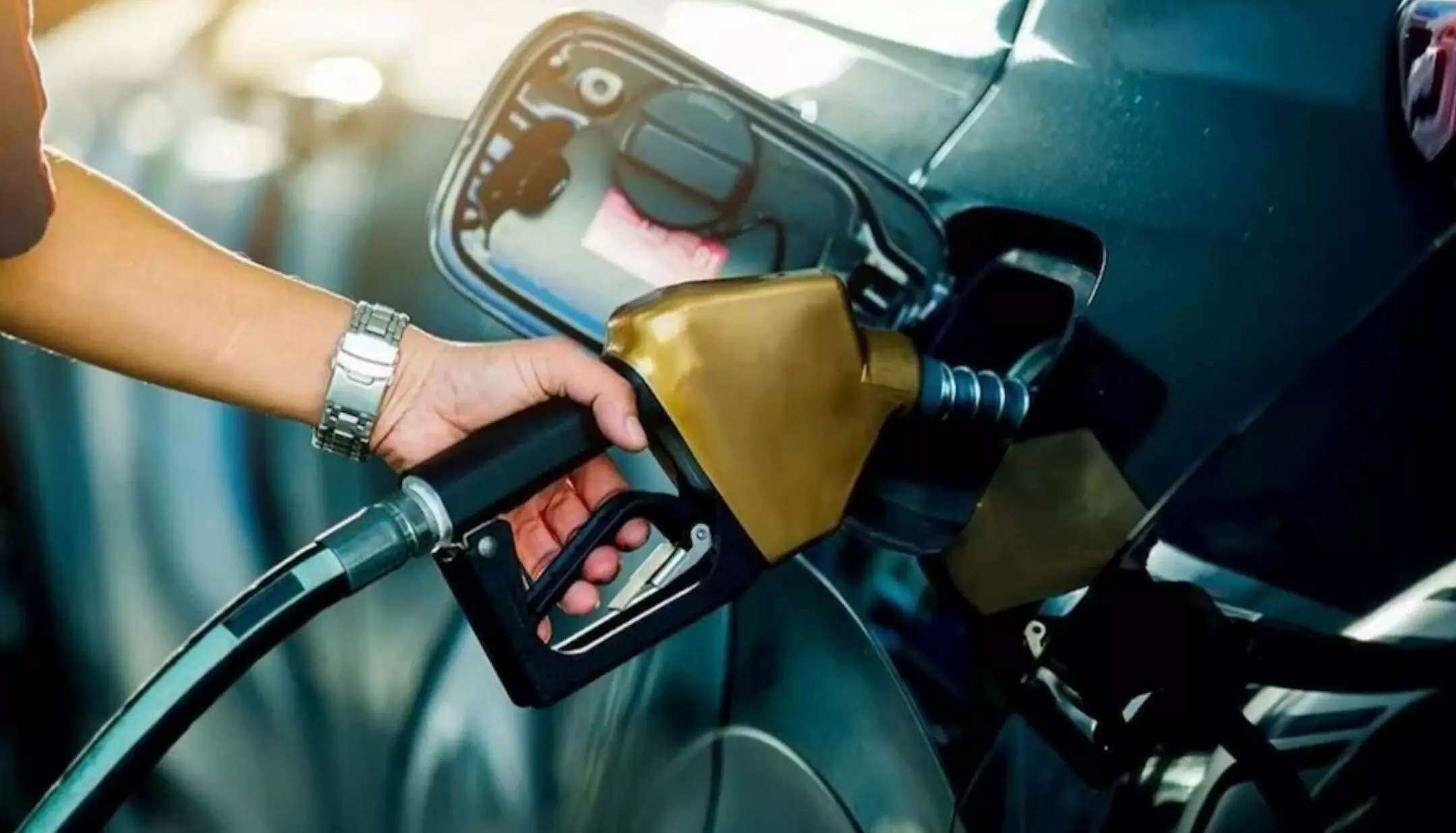 Petrol Diesel Prices: यूपी समेत इन राज्यों में घटे पेट्रोल-डीजल के दाम, जानें आपके शहर में क्या हैं रेट