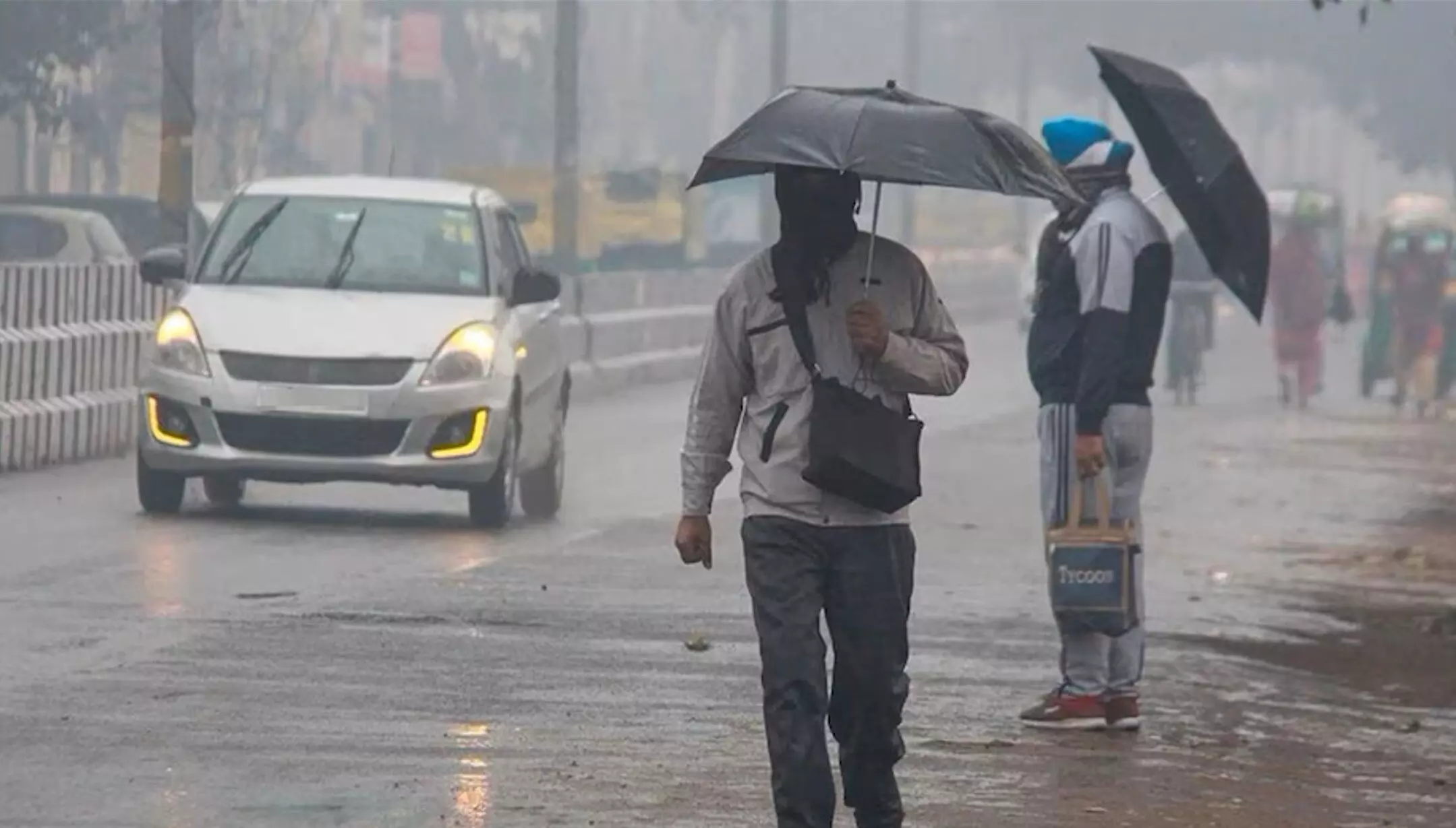 Weather Today: चिलचिलाती गर्मी से राहत! दिल्ली में बारिश.. तो मुंबई में पारा हाई, जानें क्या है आपके शहर में मौसम का मिजाज