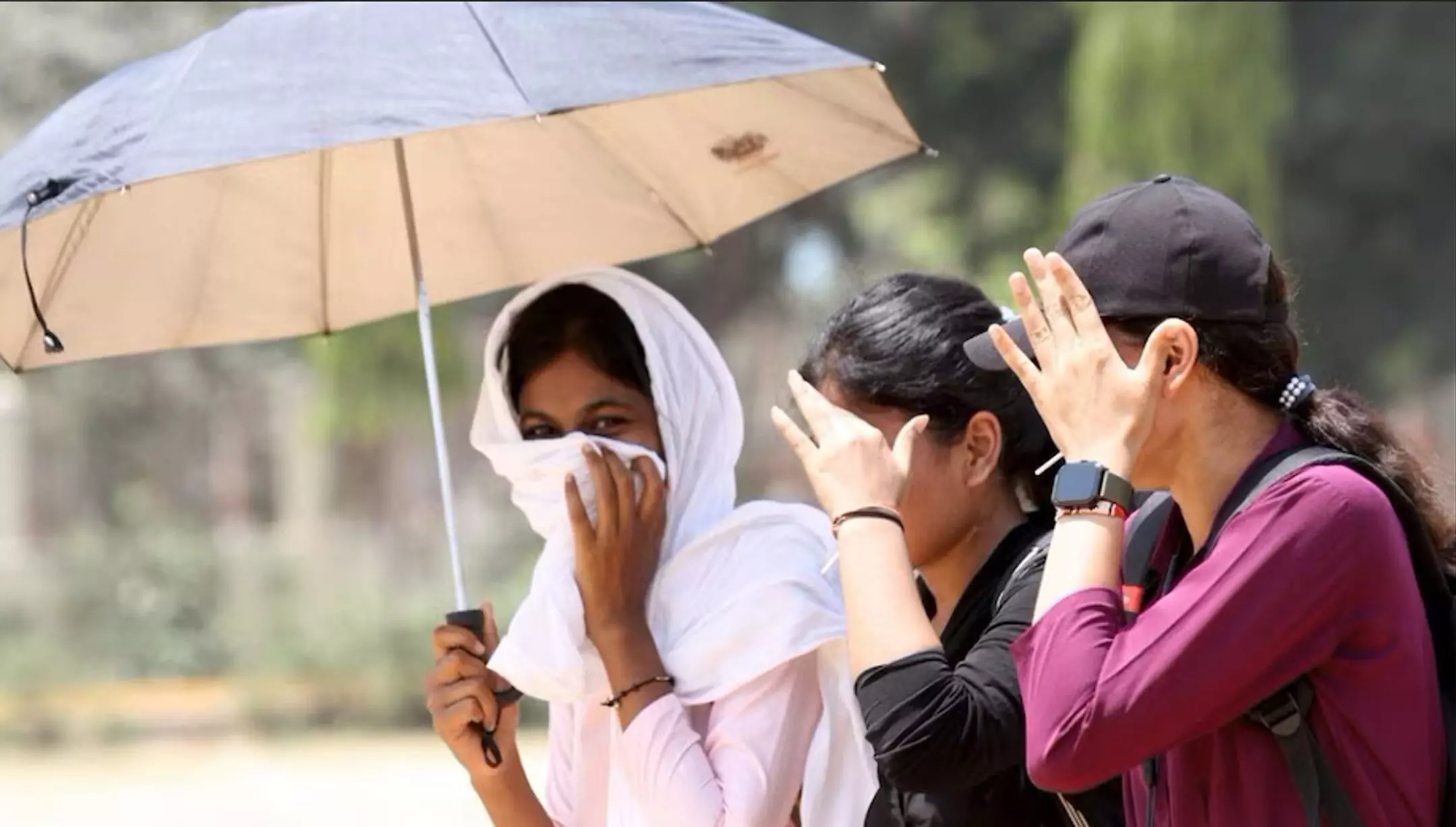 Weather Update: पूरे उत्तर भारत में प्रचंड गर्मी, यूपी के कई जिलों में बदलेगा मौसम, जानें IMD का ताजा अपडेट