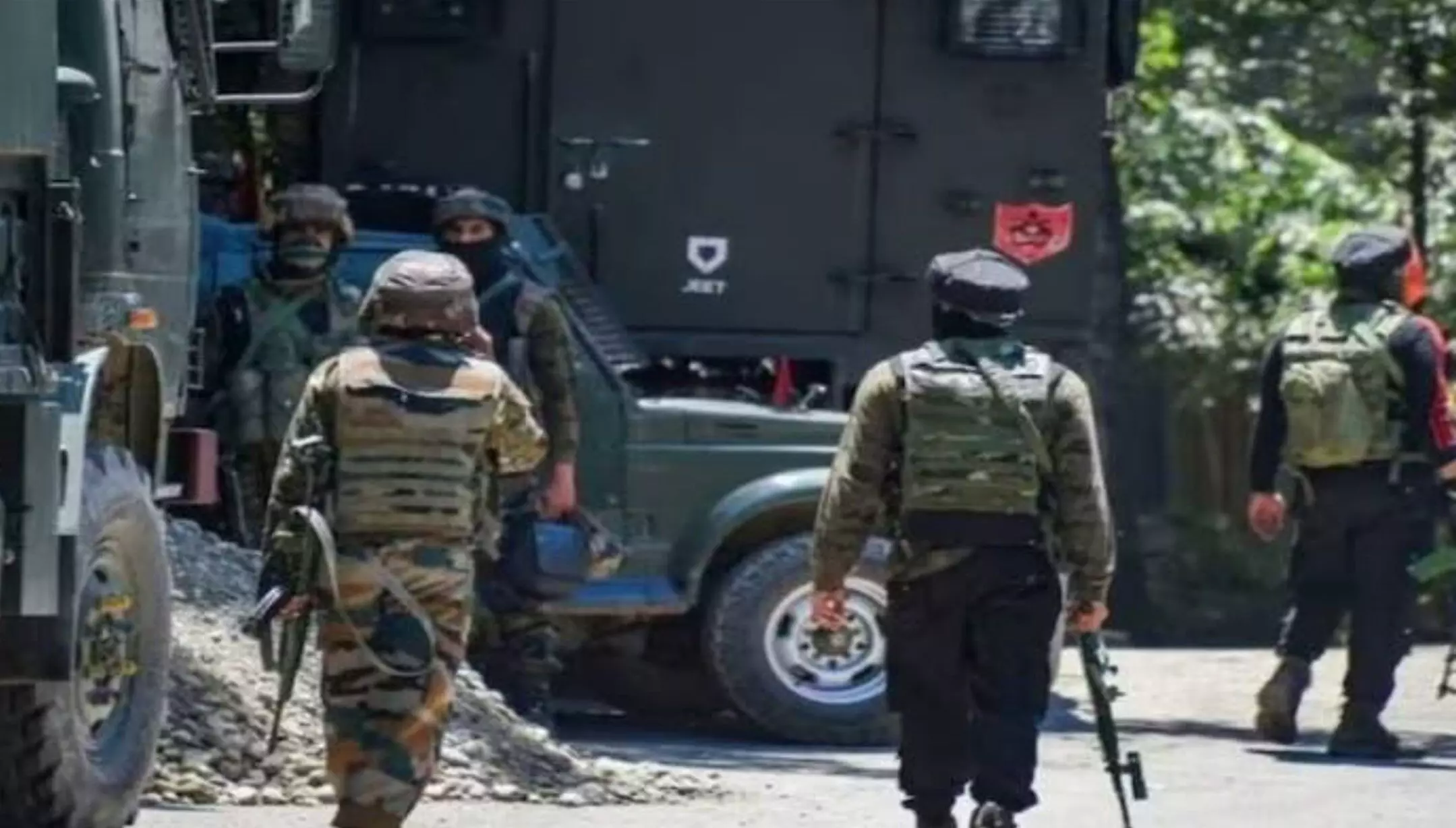 Kashmir Encounter: पाकिस्तान के 2 आतंकियों को सुरक्षाबलों ने किया ढेर, बड़े पैमाने पर हथियार भी बरामद