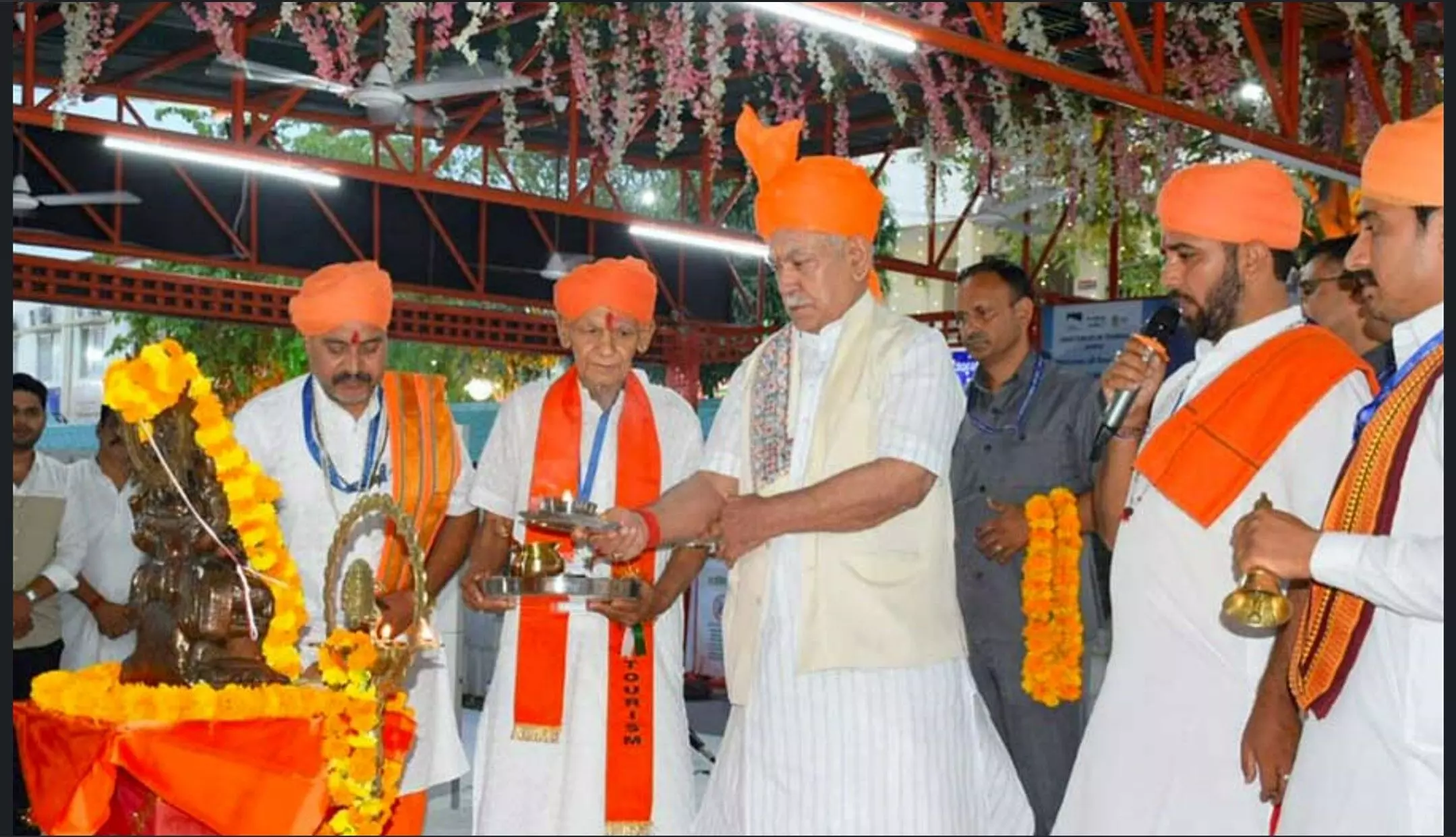 Amarnath Yatra 2024: अमरनाथ यात्रियों का पहला जत्था आज जम्मू से रवाना, राज्यपाल मनोज सिन्हा ने दिखाई हरी झंडी
