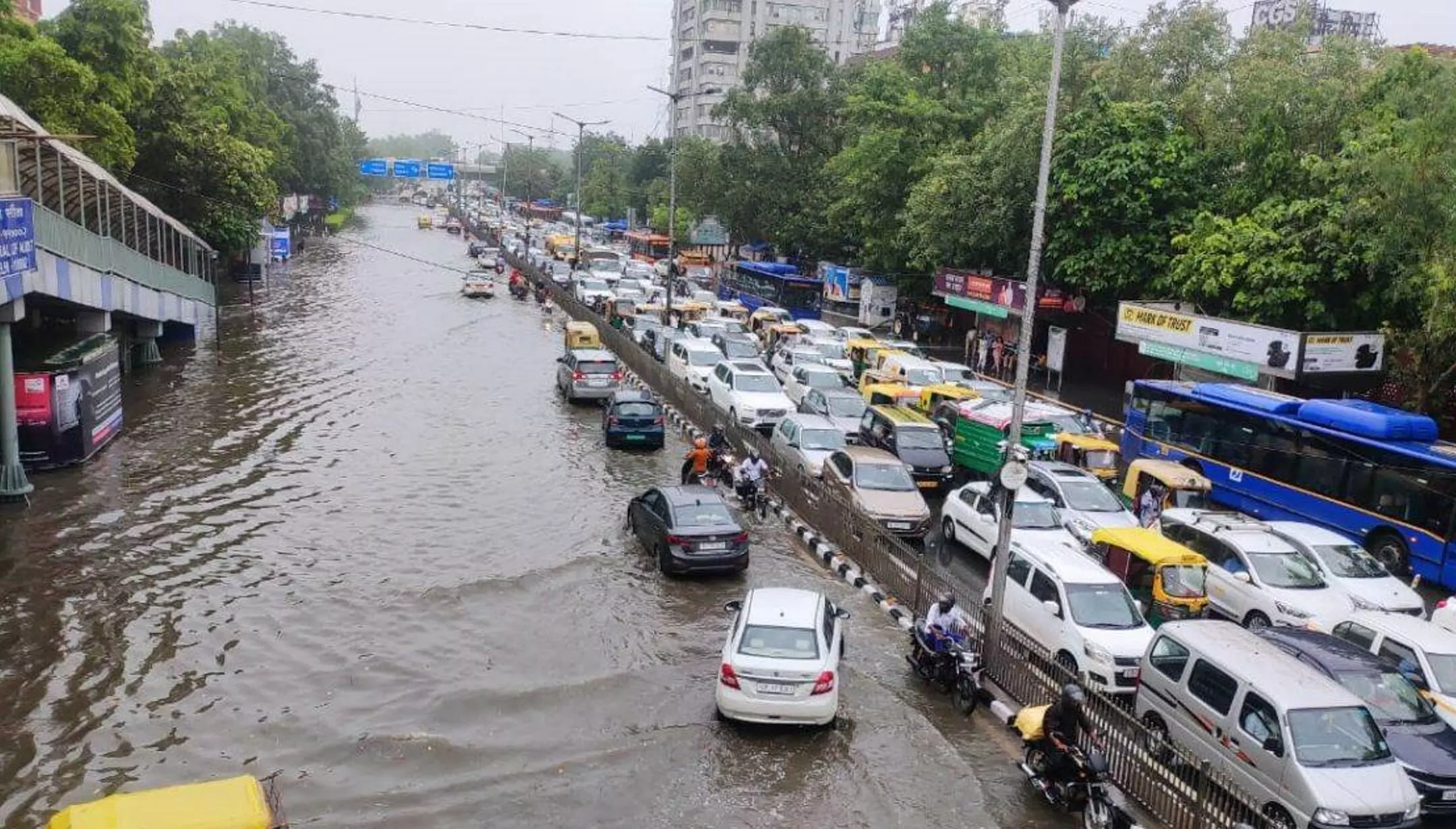 Delhi Rain: दिल्ली में बारिश ने तोड़ा 88 सालों का रिकॉर्ड, मौसम विभाग की चेतावनी ने डराया