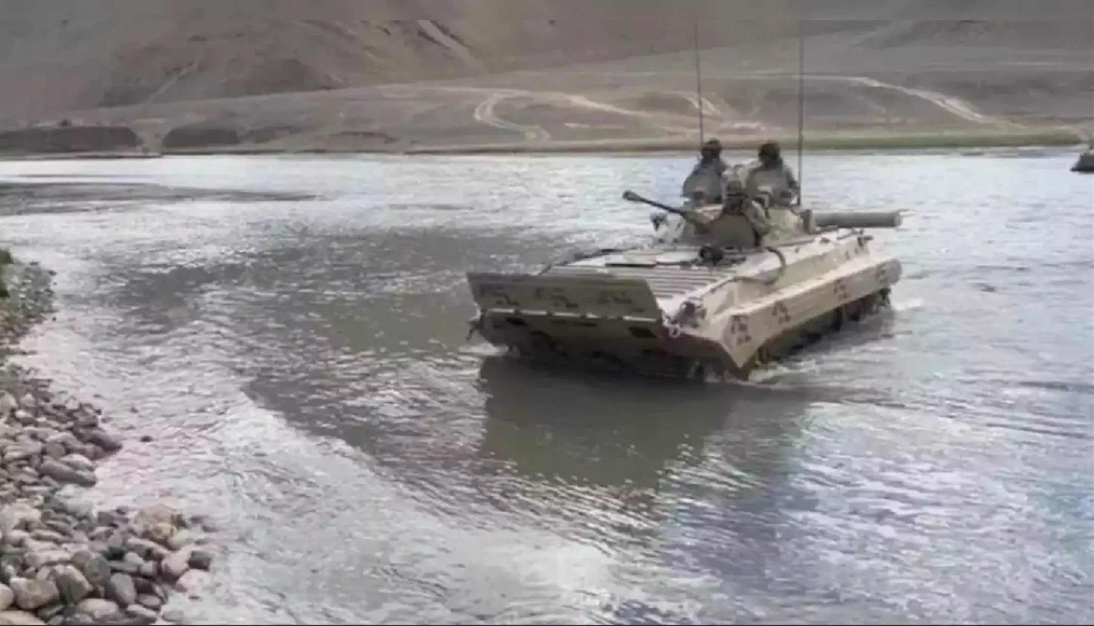 Indian Army Accident : लद्दाख में सैन्य अभ्यास के दौरान बड़ा हादसा! उफनती नदी में बह गया टैंक, सेना के 7 जवान शहीद