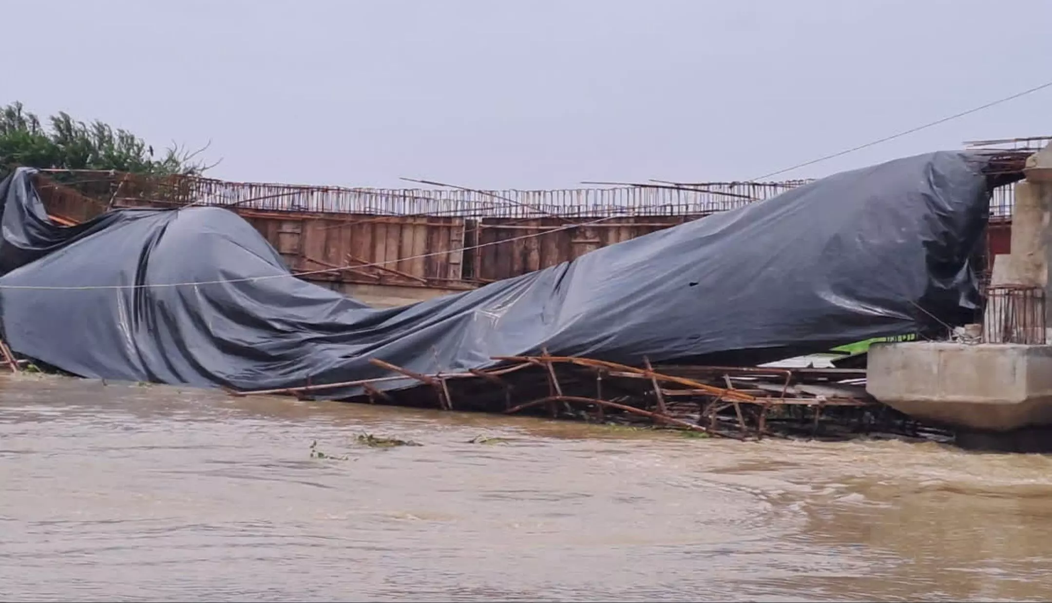 Bihar News Hindi: बिहार के मधुबनी में निर्माणाधीन पुल का गर्डर गिरा, तेजस्वी यादव ने सरकार पर कसा तंज