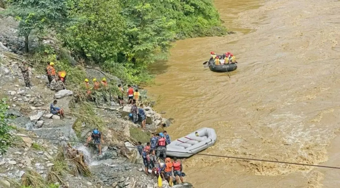 Nepal Landslide: नेपाल में लैंडस्लाइड के बाद नदी में बही दो बसें, पांच किमी तक नहीं चला पता, सर्च ऑपरेशन जारी