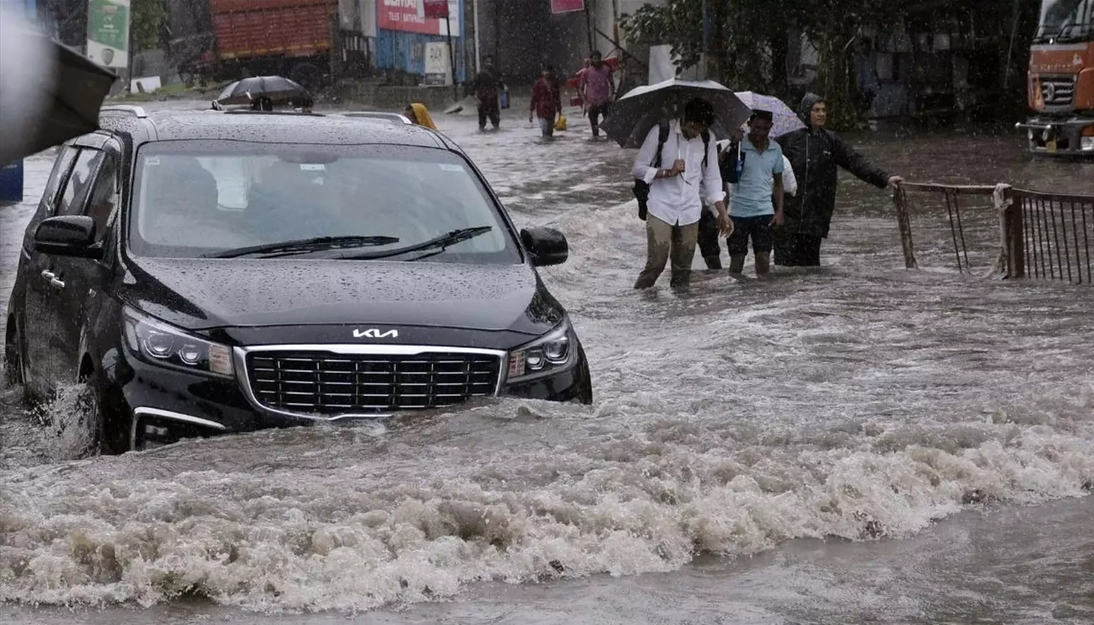 Rain Alert: दिल्ली-NCR में झमाझम बारिश, गुजरात में 24 घंटों में आठ लोगों की मौत, IMD ने जारी किया अलर्ट