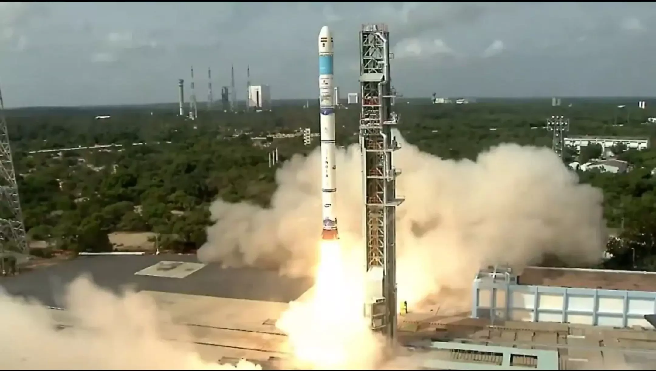 ISRO EOS-08 Launching: इसरो ने फिर रचा अंतरिक्ष में इतिहास, SSLV-D3 से की EOS-08 की सफल लॉन्चिंग