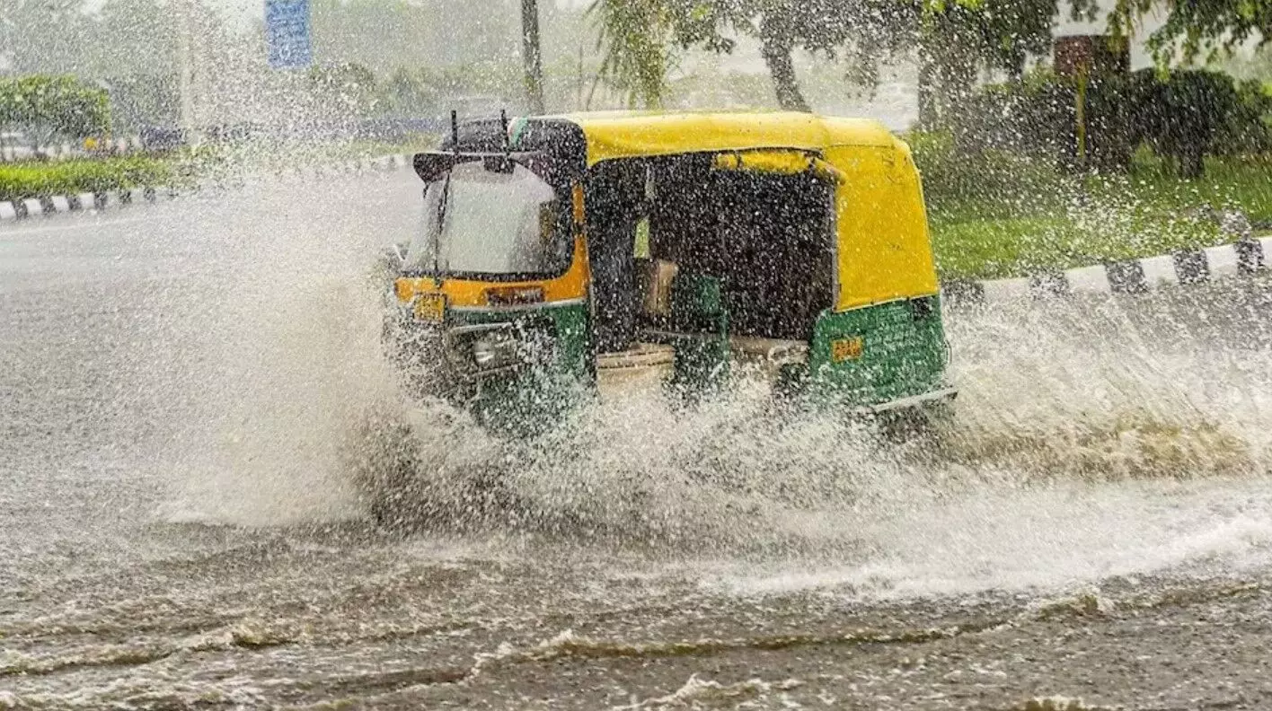 Weather Update: पश्चिमी यूपी-उत्तराखंड समेत इन राज्यों में भारी बारिश का अलर्ट, जानें कैसा रहेगा दिल्ली का मौसम