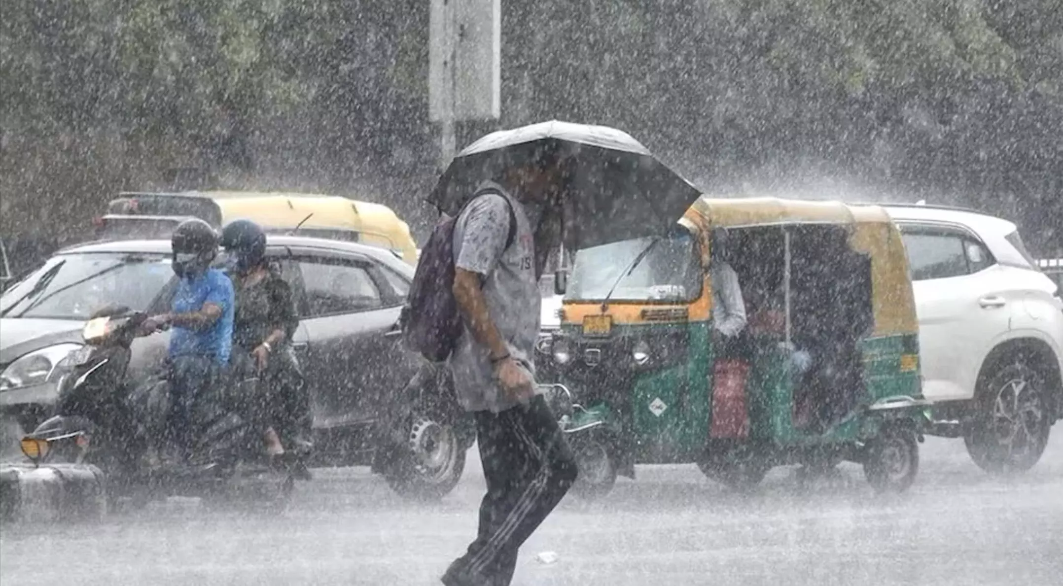 Weather Updates: दिल्ली-एनसीआर में अगले तीन दिन होगी झमाझम बारिश, इन क्षेत्रों में जारी किया अलर्ट