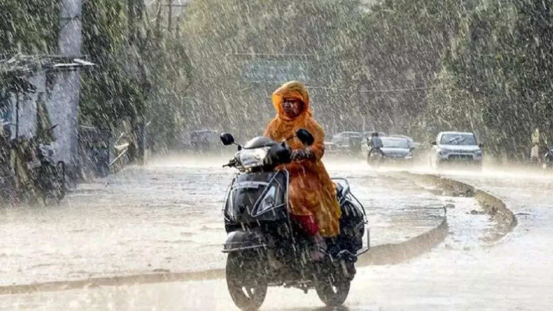 Weather Update: यूपी, ओडिशा, गुजरात समेत इन राज्यों में भारी बारिश का अलर्ट, ऐसा रहेगा दिल्ली में मौसम