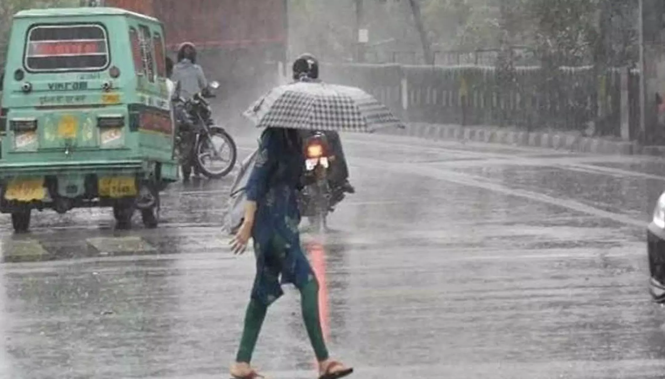 Weather Update: दिल्ली-एनसीआर में बारिश का येलो अलर्ट, MP-गुजरात और तेलंगाना में हाई अलर्ट