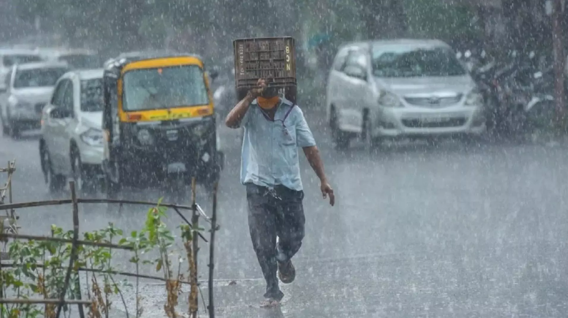 Weather Update: इन राज्यों में दो दिनों तक भारी बारिश की चेतावनी, जानें दिल्ली-NCR में कैसा रहेगा मौसम