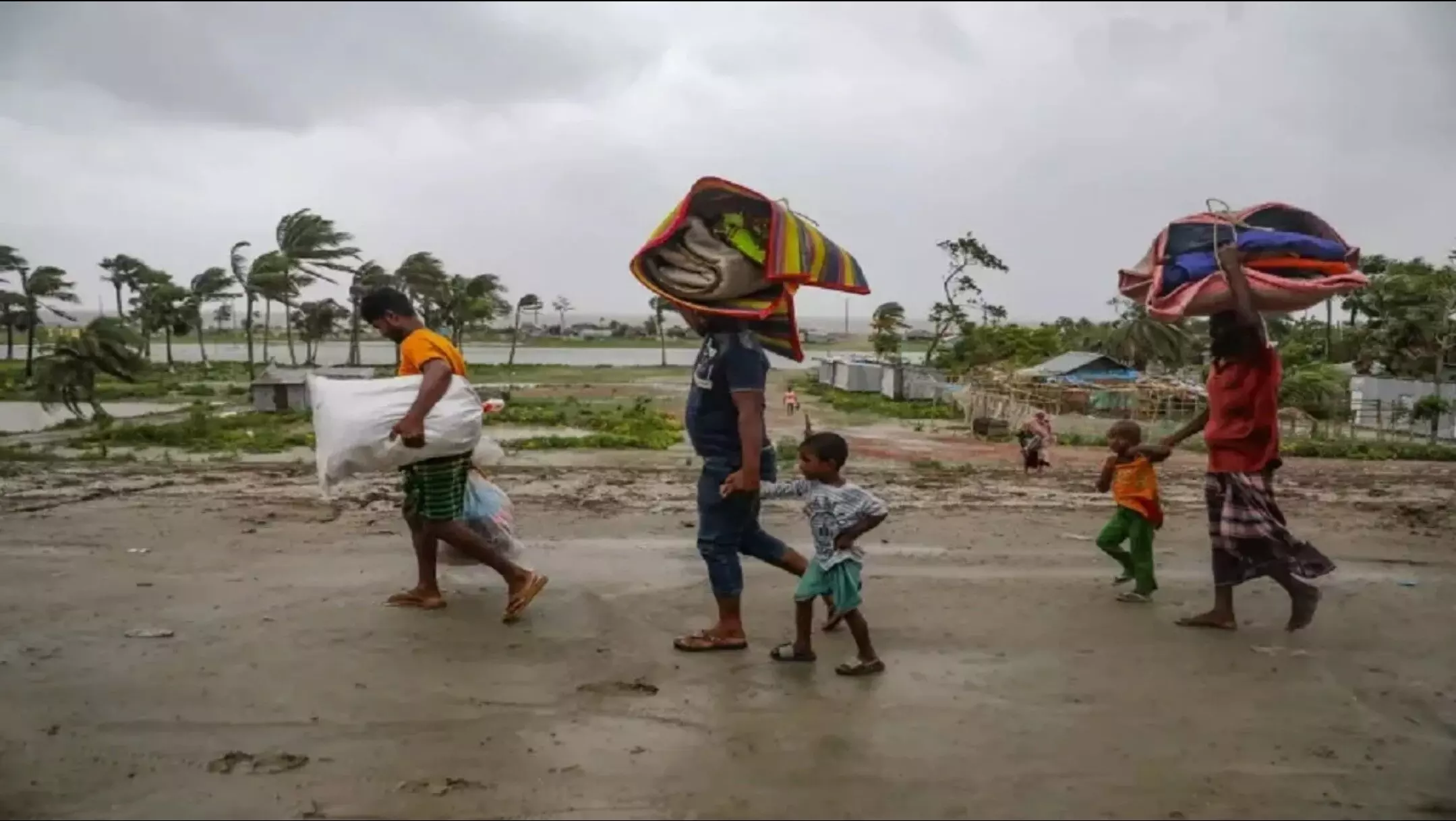 Weather Update: बंगाल की खाड़ी में फिर उठा चक्रवात, कई राज्यों में अलर्ट, IMD ने दी भारी बारिश की चेतावनी