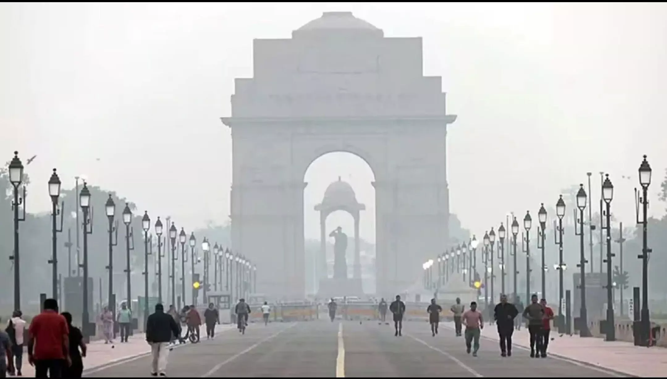 Delhi Pollution: दिल्लीवालों को मिली प्रदूषण से थोड़ी राहत, लेकिन सांसों पर खतरा बरकरार, जानें आज कहां कितना है AQI