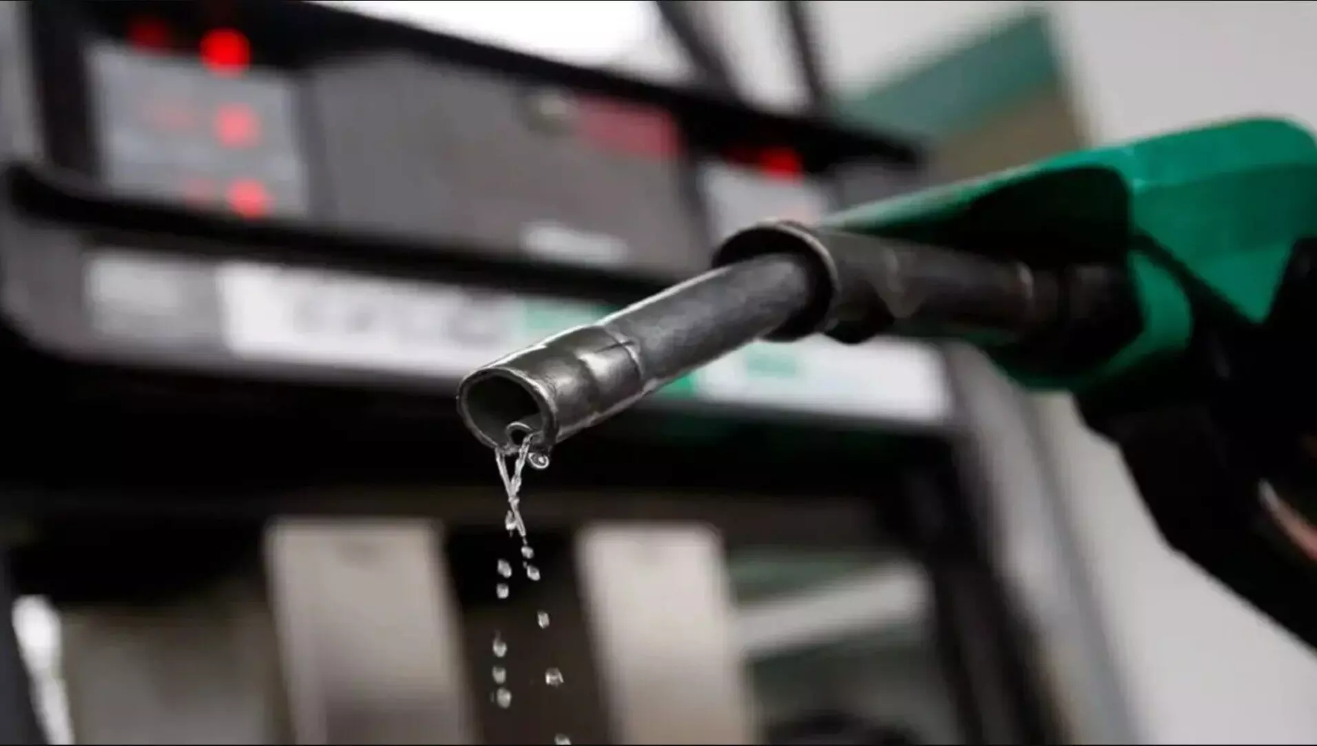 Petrol-Diesel Price: देश में बदले पेट्रोल-डीजल के भाव, तेल भरवाने से पहले जरूर चेक करें रेट