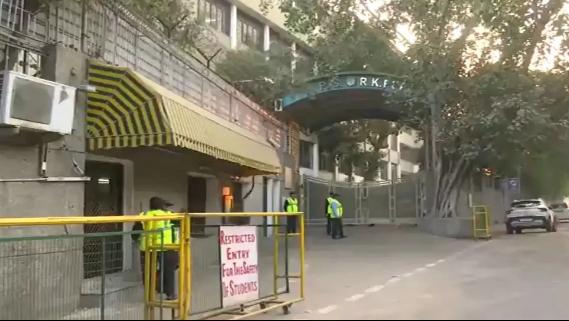 Delhi School Bomb Threat: दिल्ली: DPS आरके पुरम समेत 40 स्कूल को बम से उड़ाने की धमकी से मचा हड़कंप, वापस भेजे गए बच्चे